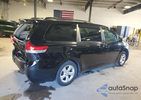 2013 Toyota Sienna Le z USA, uszkodzony, nr VIN 5TDKK3DC1DS337059